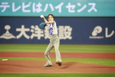 野球場のマウンドで投球準備をする相川七瀬さん