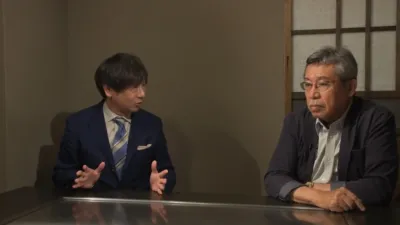 対談の様子。弘兼憲史氏が身振り手振りを交えながら話している