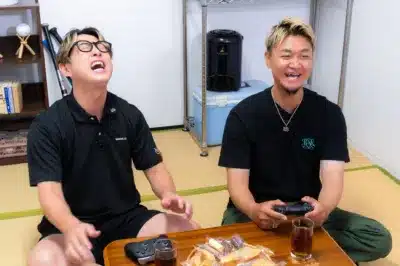和室で談笑する今成亮太と大和