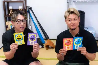 喜怒哀楽カードを持つ今成亮太と大和