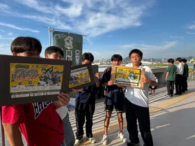 野球イベントのポスターを掲げる若者たち