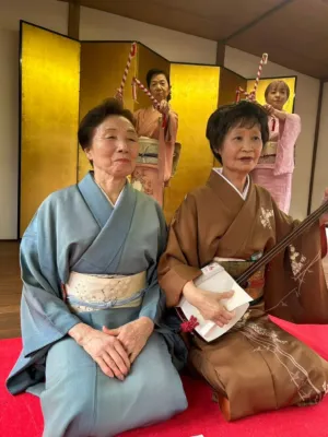 着物姿の女性たちが伝統芸能を披露する様子