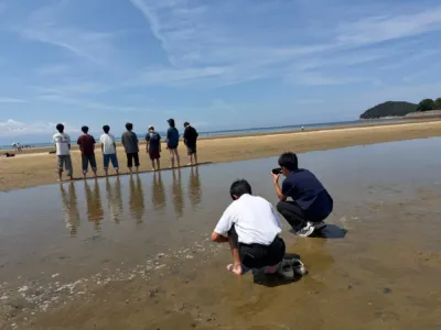 父母ヶ浜で海を眺める若者たち