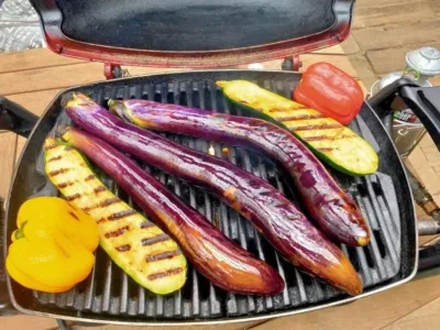 グリルで焼かれる色とりどりの野菜